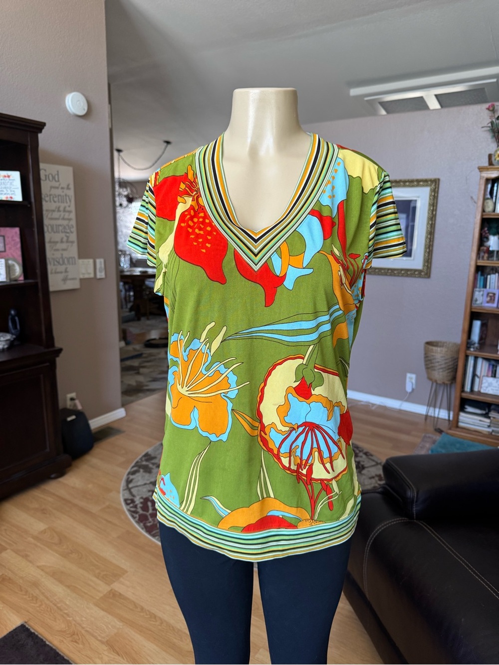Boutique multicolored V-neck short sleeve knit blouse-size L